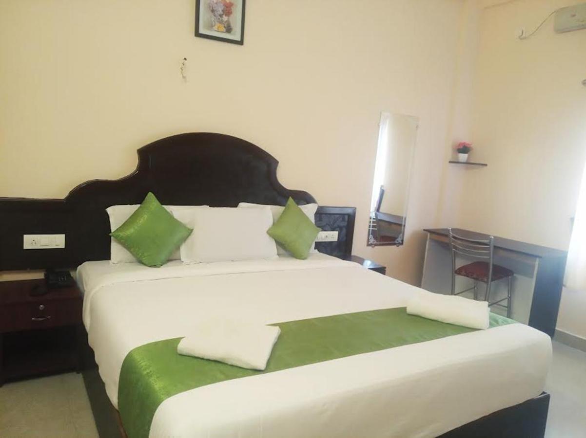 Ebenezer Plaza Hotel Nedumbassery Buitenkant foto