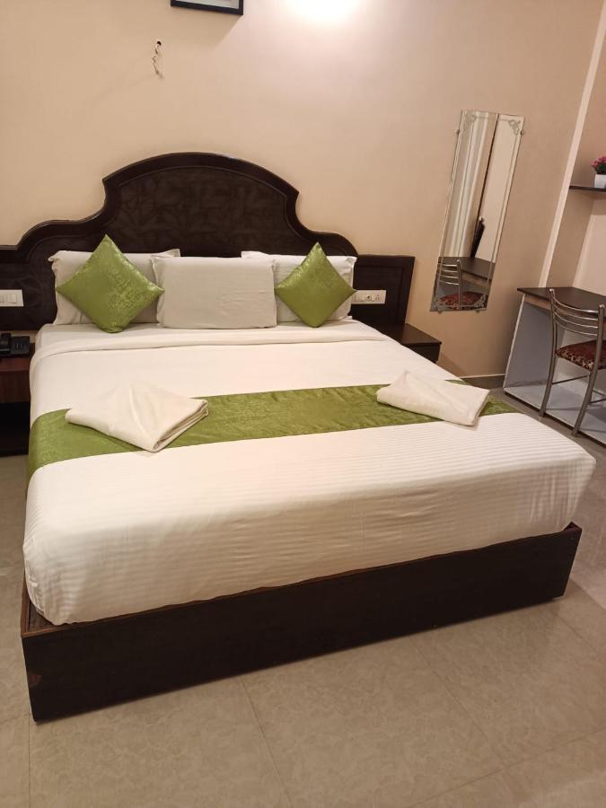 Ebenezer Plaza Hotel Nedumbassery Buitenkant foto