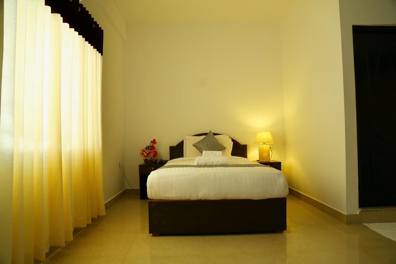 Ebenezer Plaza Hotel Nedumbassery Buitenkant foto