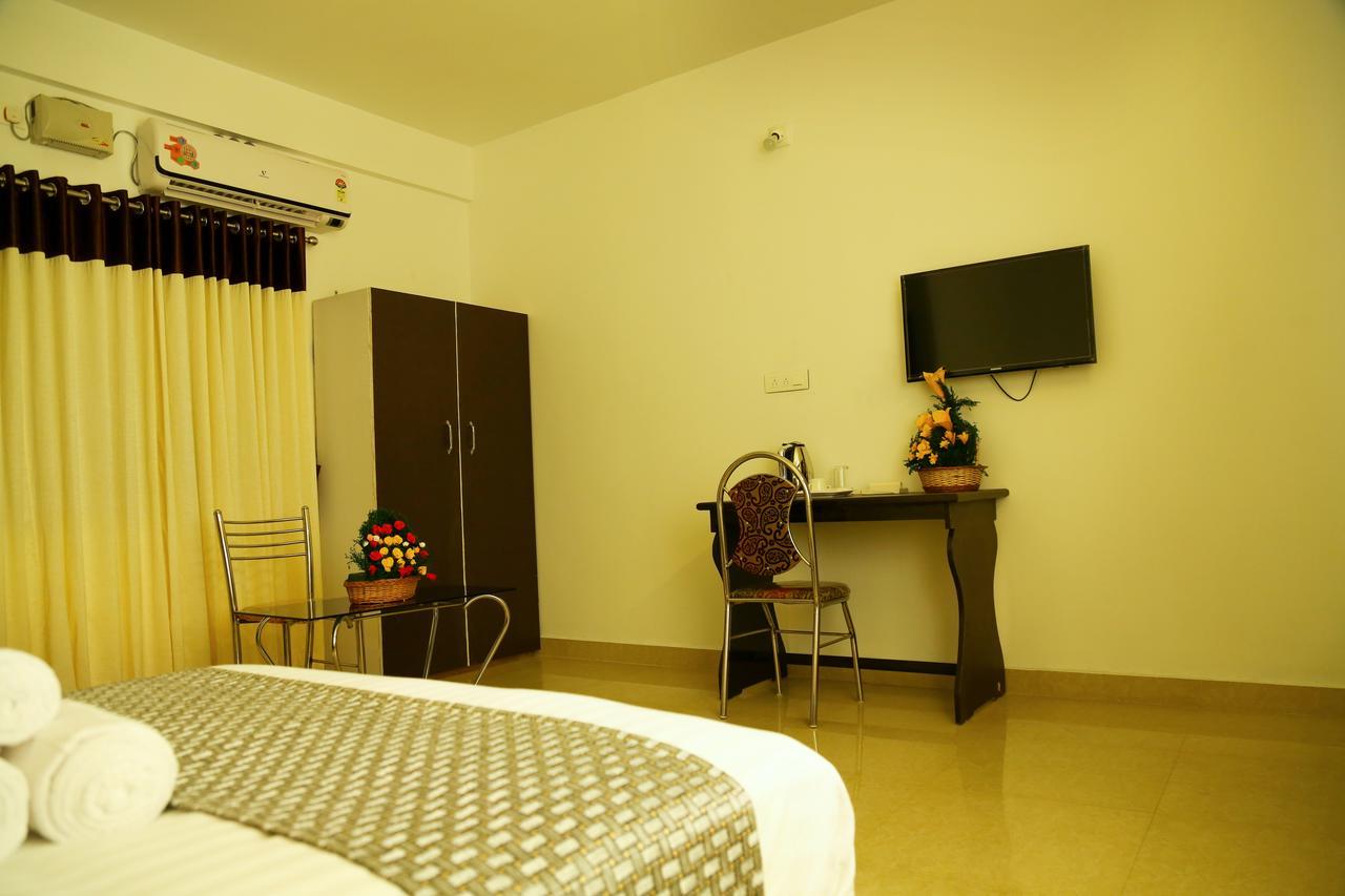 Ebenezer Plaza Hotel Nedumbassery Buitenkant foto