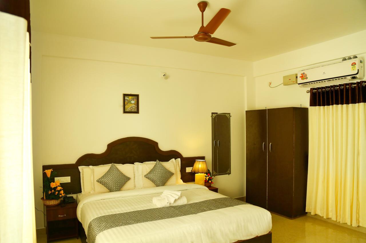 Ebenezer Plaza Hotel Nedumbassery Buitenkant foto
