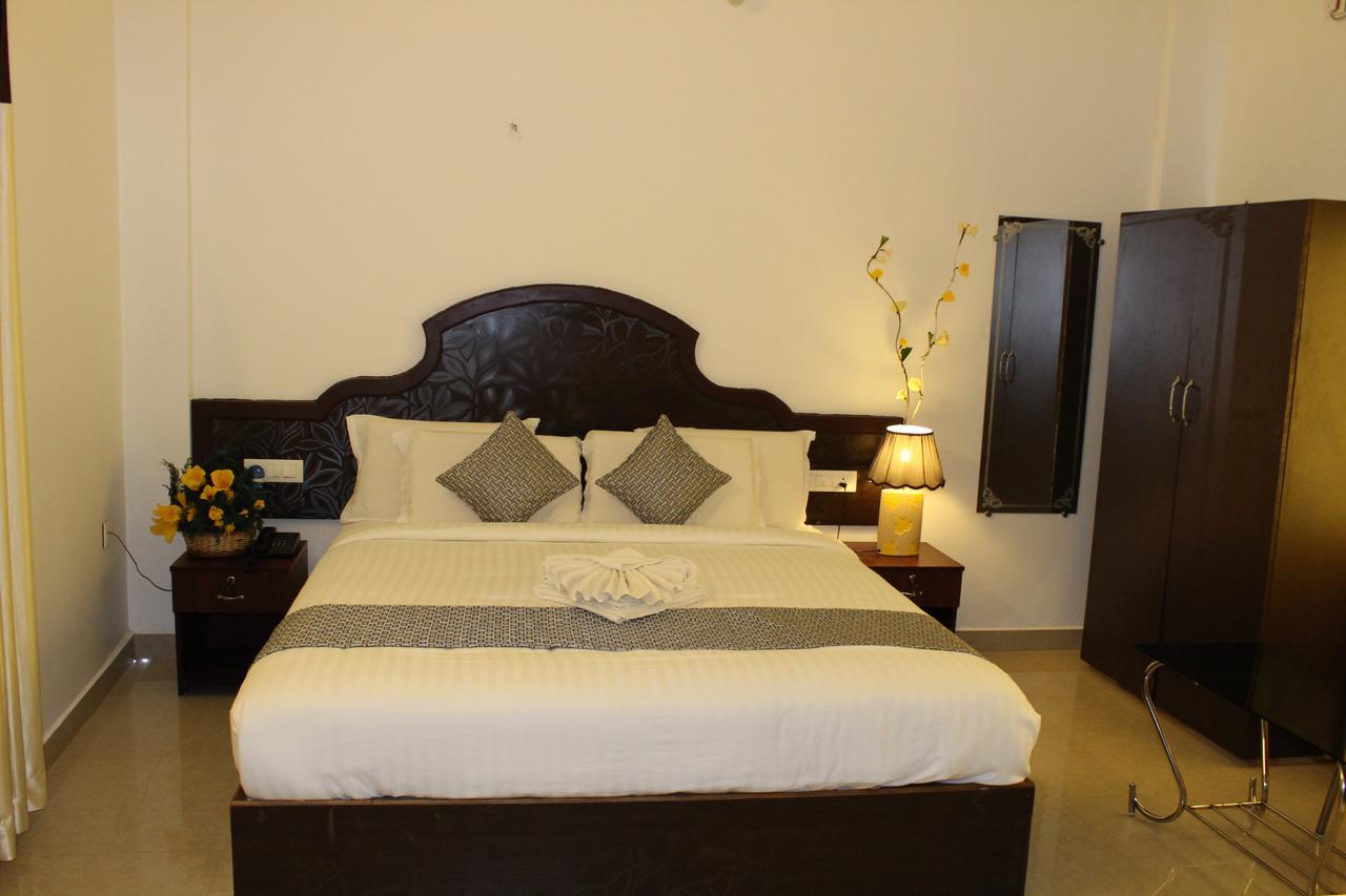 Ebenezer Plaza Hotel Nedumbassery Buitenkant foto