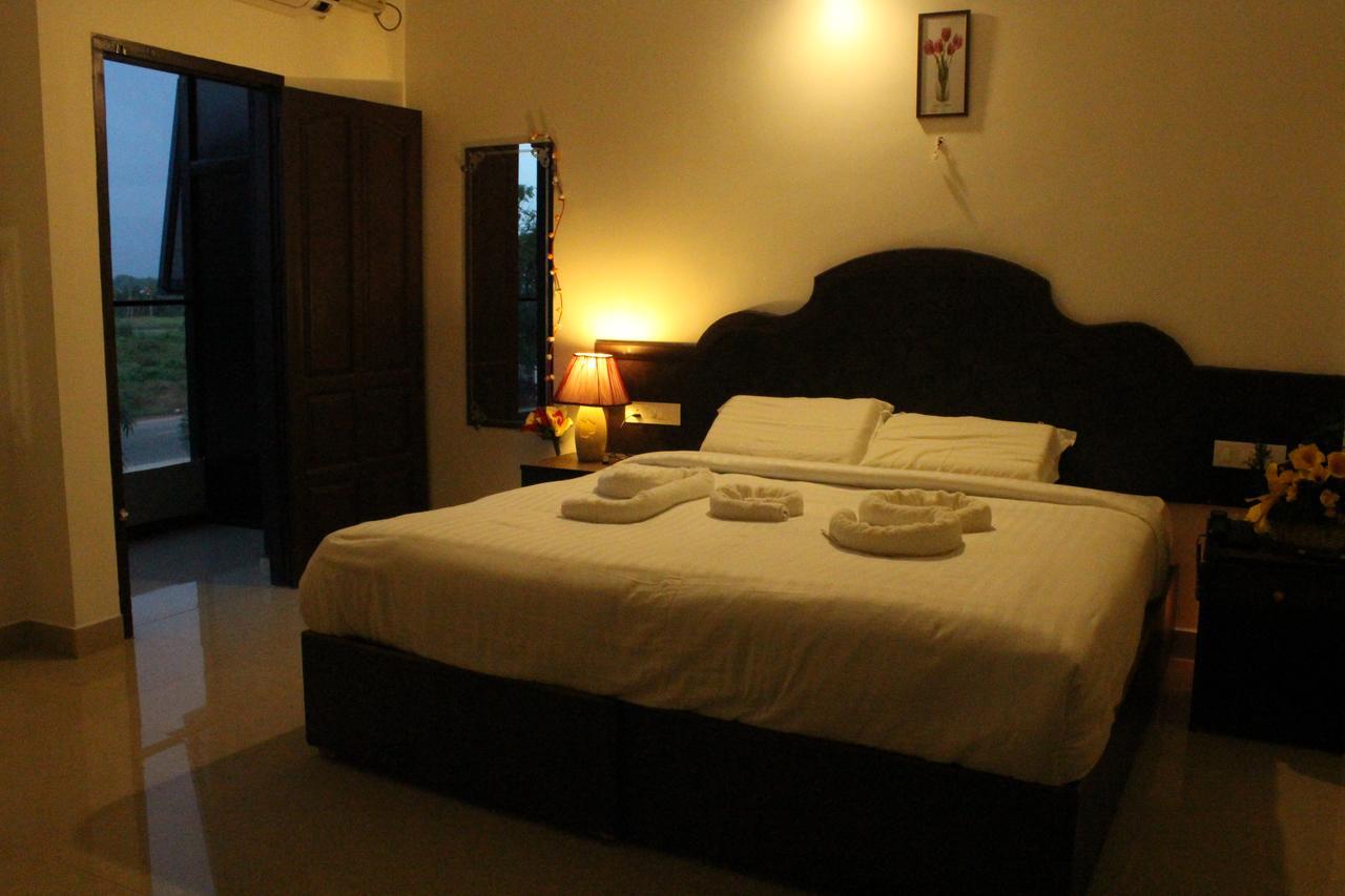 Ebenezer Plaza Hotel Nedumbassery Buitenkant foto