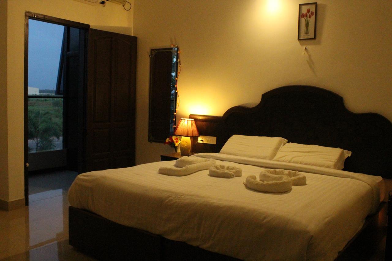 Ebenezer Plaza Hotel Nedumbassery Buitenkant foto