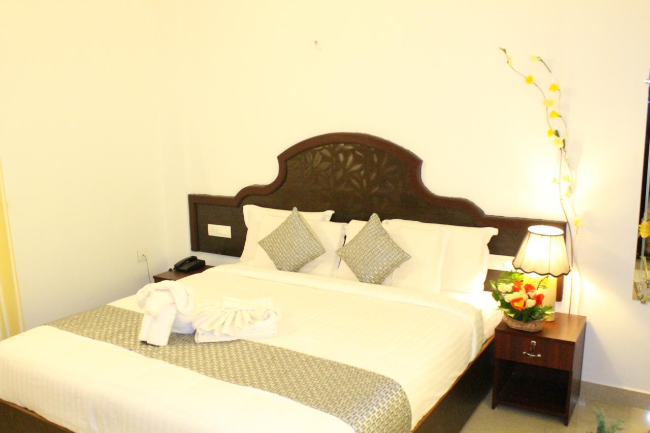 Ebenezer Plaza Hotel Nedumbassery Buitenkant foto
