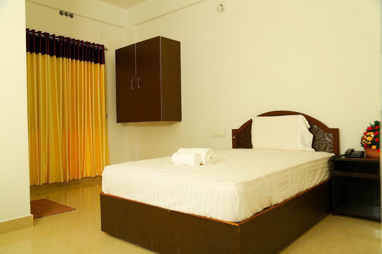 Ebenezer Plaza Hotel Nedumbassery Buitenkant foto