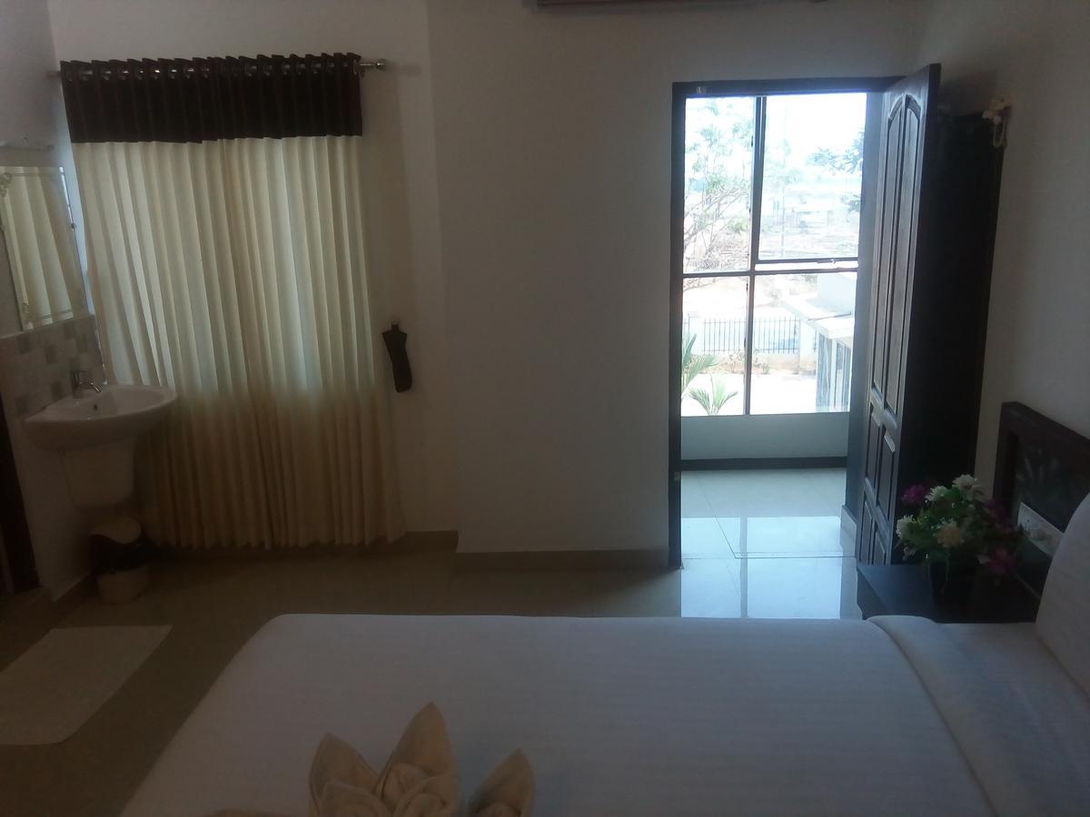 Ebenezer Plaza Hotel Nedumbassery Buitenkant foto