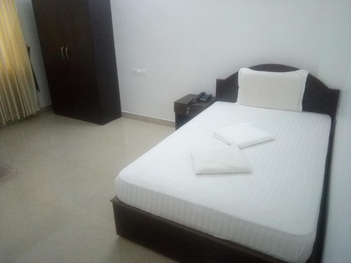 Ebenezer Plaza Hotel Nedumbassery Buitenkant foto