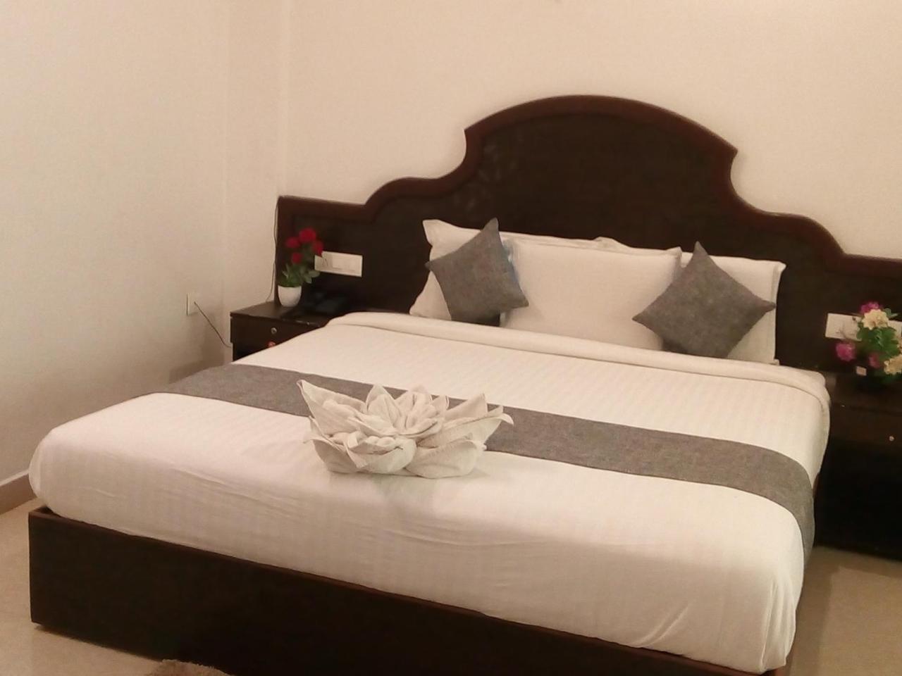 Ebenezer Plaza Hotel Nedumbassery Buitenkant foto