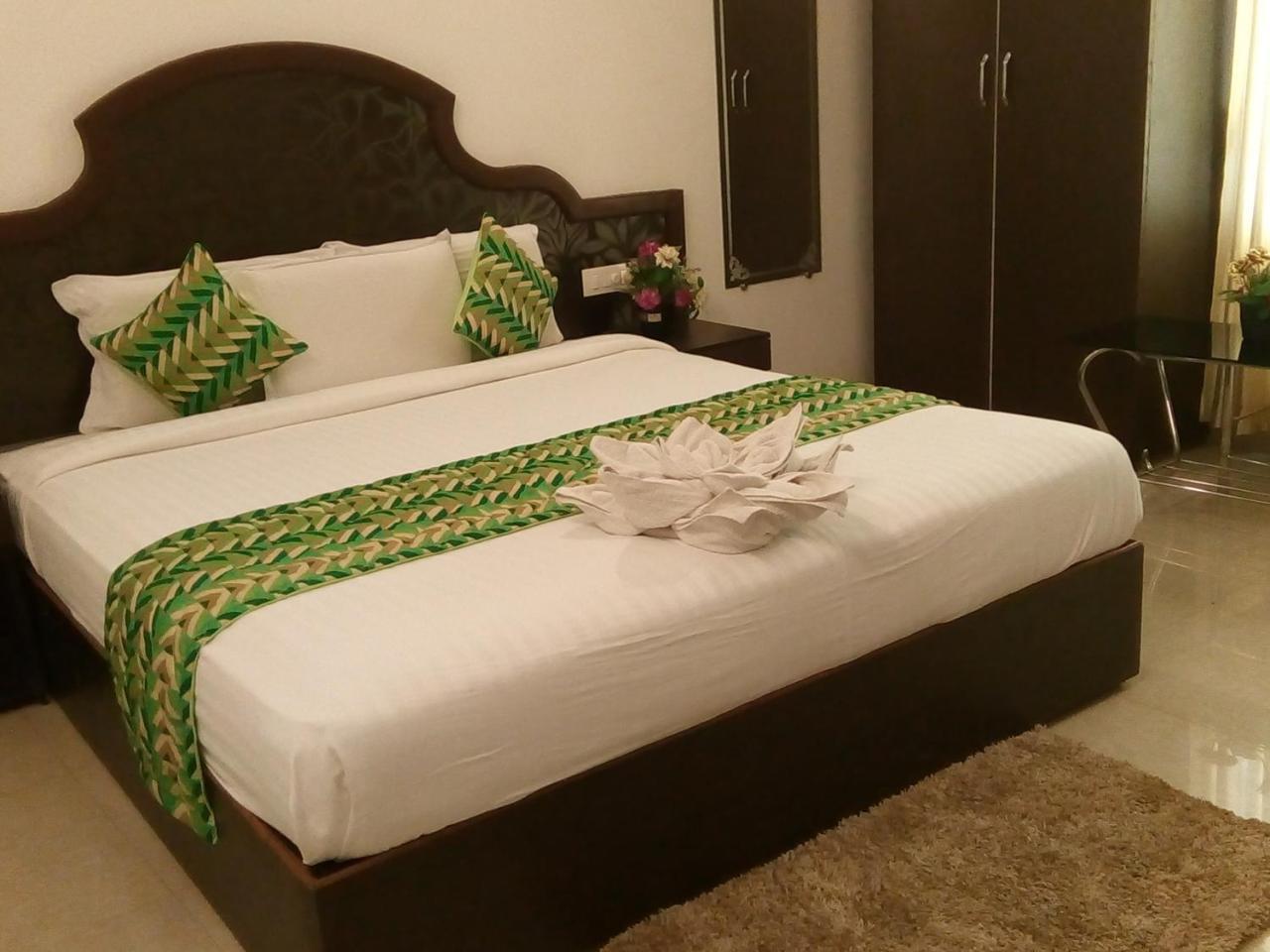 Ebenezer Plaza Hotel Nedumbassery Buitenkant foto