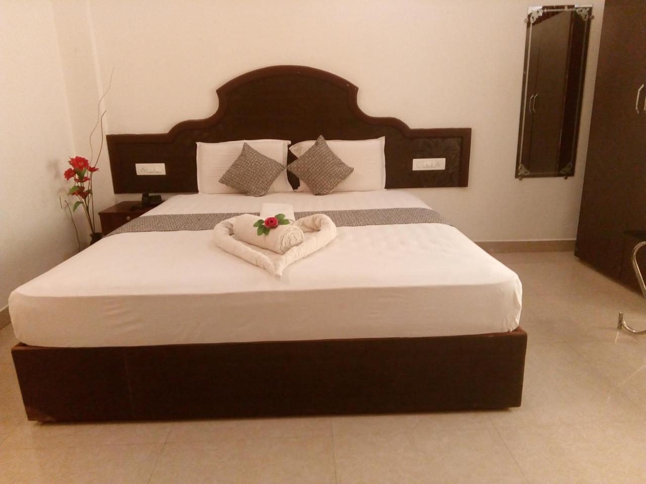Ebenezer Plaza Hotel Nedumbassery Buitenkant foto