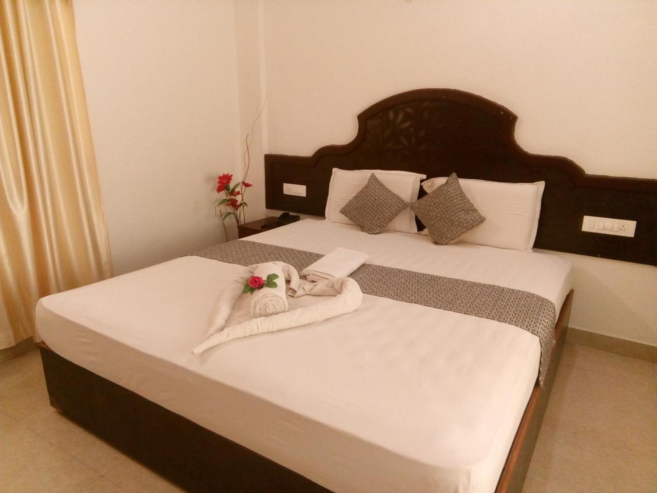 Ebenezer Plaza Hotel Nedumbassery Buitenkant foto