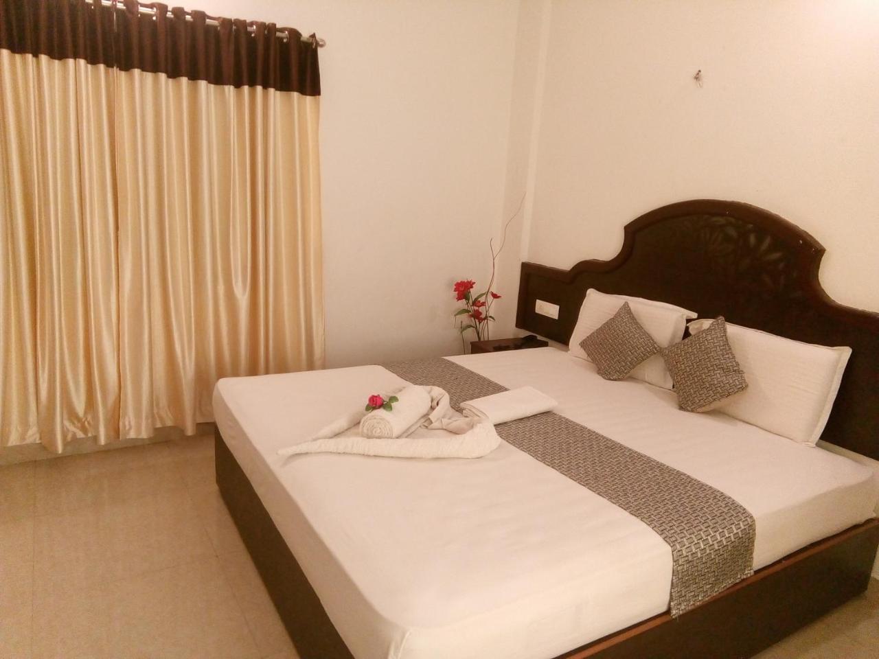 Ebenezer Plaza Hotel Nedumbassery Buitenkant foto